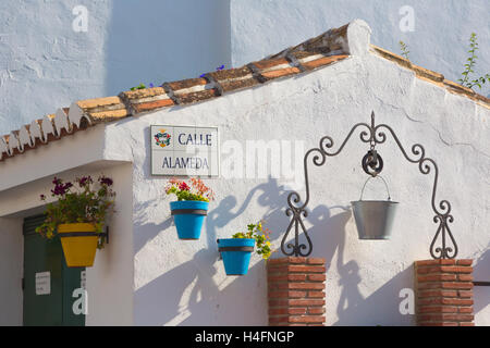 La Cala de Mijas, Costa del Sol, la province de Malaga, Andalousie, Espagne du sud. Coin de rue typique dans le village. Banque D'Images