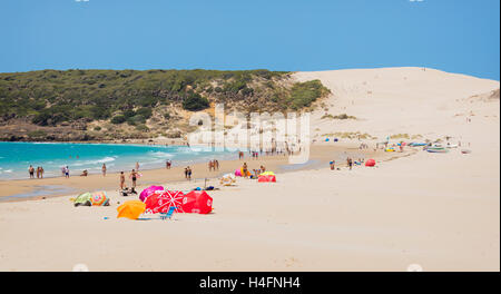 Tarifa, Costa de la Luz, Province de Cadiz, Andalousie, Espagne du sud. La planche à voile. Dunes de sable de Punta Paloma en arrière-plan. Banque D'Images