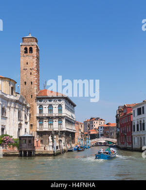 Venise, Venise, Vénétie, province de l'Italie. La circulation de l'eau tournant du Grand Canal pour entrer dans le Canal de Cannaregio. Banque D'Images