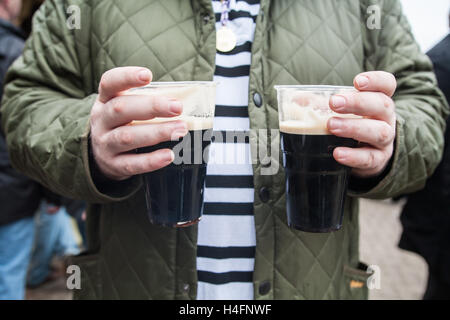 Ayant,une,pinte,pintes,Cheltenham Festival, événement de course de chevaux qui a lieu chaque année en mars. Recherche nationale réunion de courses plus de sauts,haies,clôtures,Angleterre. U.K Banque D'Images