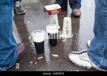 Ayant,une,pinte,pintes,Cheltenham Festival, événement de course de chevaux qui a lieu chaque année en mars. Recherche nationale réunion de courses plus de sauts,haies,clôtures,Angleterre. U.K Banque D'Images