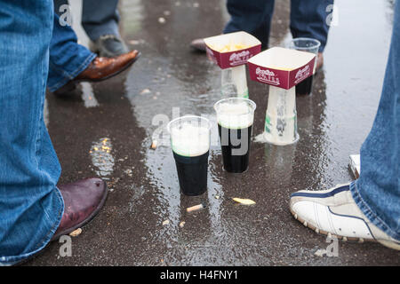 Ayant,une,pinte,pintes,Cheltenham Festival, événement de course de chevaux qui a lieu chaque année en mars. Recherche nationale réunion de courses plus de sauts,haies,clôtures,Angleterre. U.K Banque D'Images