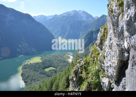 Berchtesgaden, Allemagne - le 23 août 2016 - dans la lumière du matin de Koenigssee vu du sentier de randonnée pédestre Rinnkendlsteig Banque D'Images