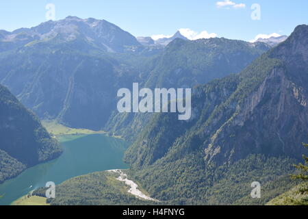 Berchtesgaden, Allemagne - le 23 août 2016 - dans la lumière du matin de Koenigssee vu du sentier de randonnée pédestre Rinnkendlsteig Banque D'Images