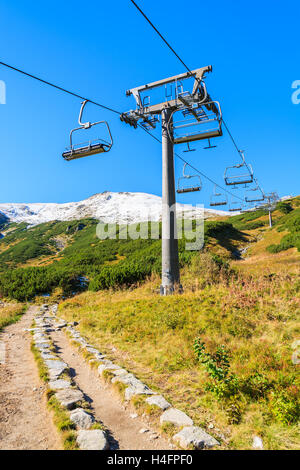 Chemin de randonnée près de l'ascenseur de chaise à Kasprowy Wierch pic dans la vallée Gąsienicowa, Hautes Tatras, Pologne Banque D'Images