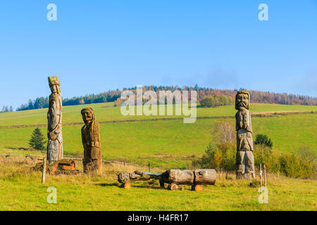 Sculptures en bois sur prairie en automne paysage de montagnes Beskid Niski, Pologne Banque D'Images