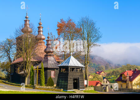 Ancienne église catholique orthodoxe en bois à Banica village sur la journée ensoleillée d'automne, les montagnes Beskid Niski, Pologne Banque D'Images