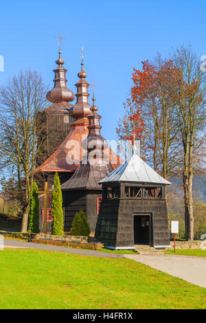 Ancienne église catholique orthodoxe en bois à Banica village sur la journée ensoleillée d'automne, les montagnes Beskid Niski, Pologne Banque D'Images