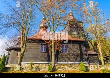 Ancienne église catholique orthodoxe en bois à Banica village sur la journée ensoleillée d'automne, les montagnes Beskid Niski, Pologne Banque D'Images