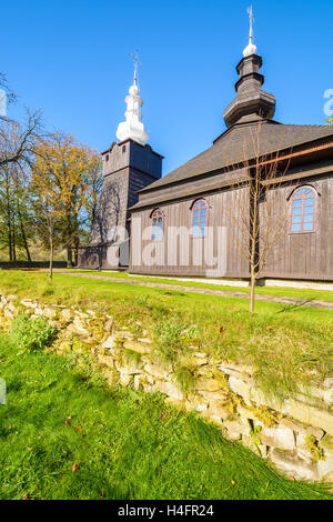 Ancienne église catholique orthodoxe en bois dans village Brunary par beau jour d'automne, Beskid Niski Montagnes, Pologne Banque D'Images