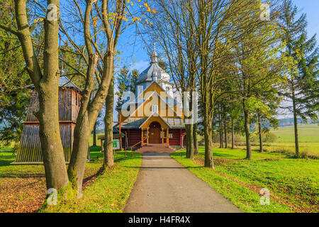 Voie de l'ancienne église en bois en Gladyszow sur village journée d'automne ensoleillée, Beskid Niski Montagnes, Pologne Banque D'Images