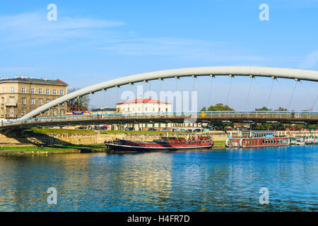 Bernatka pont sur la Vistule par beau jour d'automne dans la ville de Cracovie, Pologne Banque D'Images