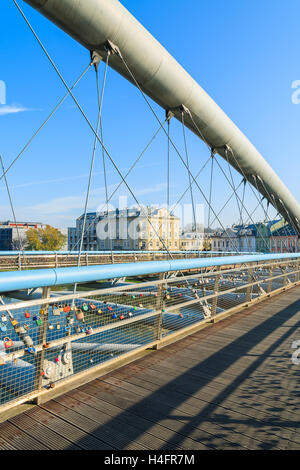 Bernatka pont sur la Vistule par beau jour d'automne dans la ville de Cracovie, Pologne Banque D'Images