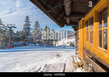 Refuge de montagne dans la région de Wierchomla ski area sur journée d'hiver ensoleillée, Pologne Banque D'Images