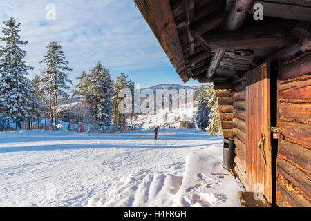 Refuge de montagne dans la région de Wierchomla ski area sur journée d'hiver ensoleillée, Pologne Banque D'Images