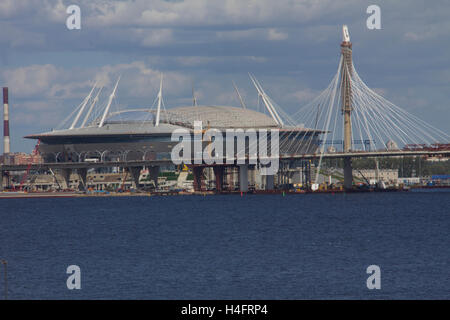 On voit ici que c'est presque terminée en 2016, le stade Krestovsky (également connu sous le nom de Zenit Arena) sera l'hôte de la Coupe du Monde FIFA 2018. Banque D'Images