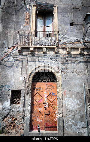 La maison délabrée à Catane, en Sicile. Banque D'Images