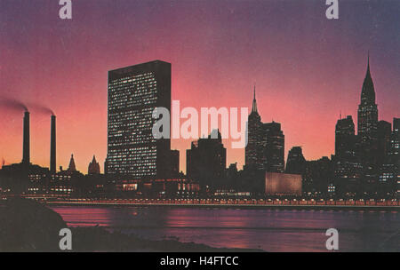 Carte postale vintage de la Manhattan skyline New York photographié à partir de l'East River au coucher du soleil vers 1963 l'Organisation des Nations Unies (ONU) Building et Empire State building Chrsyler sont sur la photo. Banque D'Images