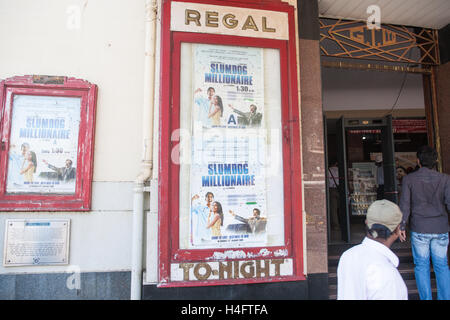 Film 'Slumdog Millionaire' gagnant d'un Oscar, le film sur la vie à Mumbai montrant au Regal Cinema,Mumbai, la première de style Art Déco Banque D'Images