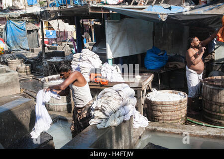 Lavage Lavage Lavage des mains jour blanchisserie et d'étendage à Dhobi Ghat à Mahalaxmi,Mumbai Bombay,,Maharashtra, Inde. Banque D'Images