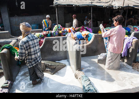 Lavage Lavage Lavage des mains jour blanchisserie et d'étendage à Dhobi Ghat à Mahalaxmi,Mumbai Bombay,,Maharashtra, Inde. Banque D'Images