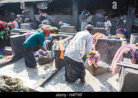 Lavage Lavage Lavage des mains jour blanchisserie et d'étendage à Dhobi Ghat à Mahalaxmi,Mumbai Bombay,,Maharashtra, Inde. Banque D'Images