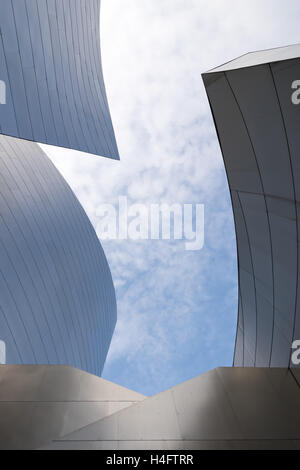 Vue vers le haut d'un ciel nuageux et les murs de la Walt Disney Concert Hall dans le centre-ville de Los Angeles Banque D'Images