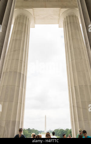 Vue vers le haut des colonnes dans le Lincoln Memorial avec les touristes et le Washington Monument dans la distance Banque D'Images