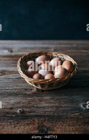 Oeufs biologiques dans un panier Banque D'Images