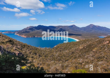 La célèbre Wineglass Bay dans le parc national de Freycinet. La Tasmanie, Australie Banque D'Images