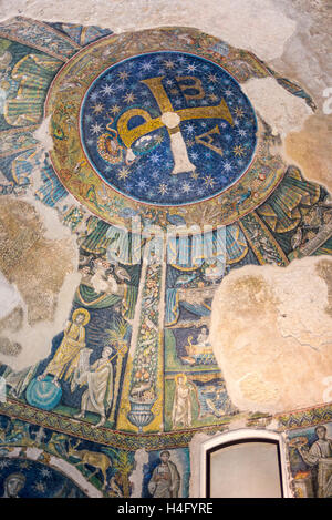 Les mosaïques au plafond du baptistère dans le Duomo, la cathédrale de Naples, Italie. Banque D'Images