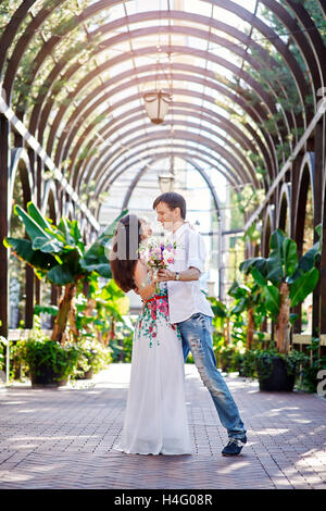 Jeune couple en train de marcher et s'étreindre dans le parc Banque D'Images
