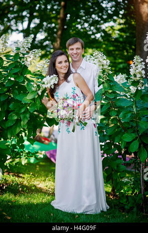 Jeune couple en train de marcher et s'étreindre dans le parc Banque D'Images