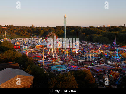 Goose Fair Carnaval sur le terrain de loisirs de la forêt, d'un point de vue élevé. Banque D'Images