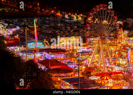 Grande Roue à Goose Fair carnival sur la forêt Terrain de jeux, d'un point de vue. En pas Banque D'Images