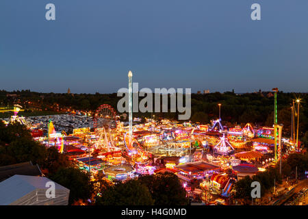 Goose Fair Carnaval sur le terrain de loisirs de la forêt, d'un point de vue élevé. Banque D'Images