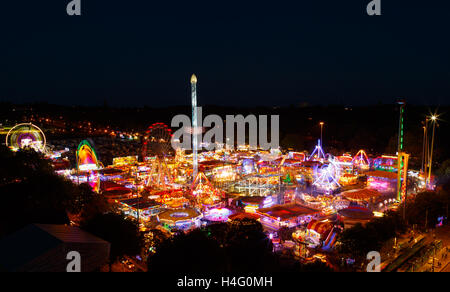 Goose Fair Carnaval sur le terrain de loisirs de la forêt, d'un point de vue élevé. Banque D'Images