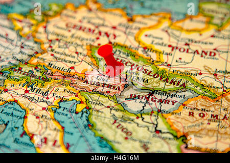 Vienne, Autriche épinglée sur vintage carte de l'Europe Banque D'Images