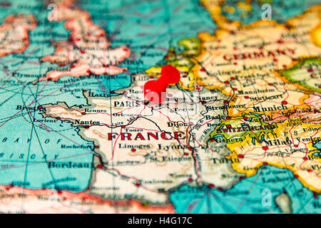 Paris, France épinglée sur vintage carte de l'Europe Banque D'Images