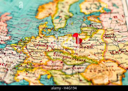 Varsovie, Pologne épinglée sur vintage carte de l'Europe Banque D'Images