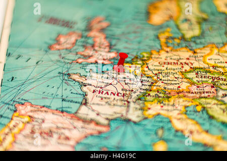 Paris, France épinglée sur vintage carte de l'Europe Banque D'Images