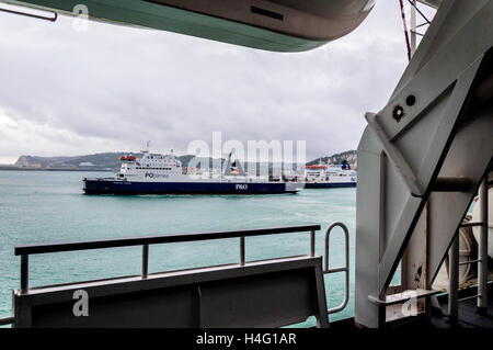 Cross Channel ferries arrivent et partent du port de Douvres, Angleterre, RU Banque D'Images