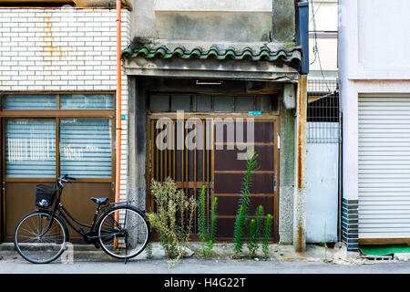 L'extérieur d'un petit vide accueil à Osaka, Japon. Banque D'Images