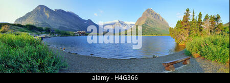 Vue panoramique sur le lac swiftcurrent, dans le parc national des Glaciers en été Banque D'Images