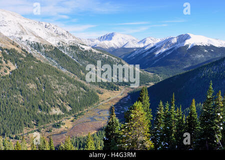 Donnent sur des montagnes couvertes de neige, arbres et mountain creek dans le Colorado d'en haut Banque D'Images