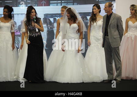 Bologne, Italie - 15 octobre 2016 : Ancien membre du parlement italien, actrice et activiste politique transgenre Vladimir Luxuria portant un bustier robe blanche à la cérémonie d'ouverture de la deuxième Gay Wedding Expo qui se tient à la foire de Bologne. Dino/Geromella Crédit : Alamy Live News Banque D'Images