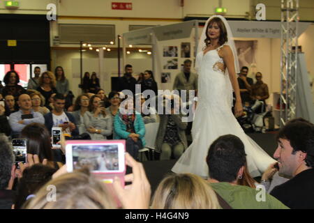 Bologne, Italie - 15 octobre 2016 : Ancien membre du parlement italien, actrice et activiste politique transgenre Vladimir Luxuria portant un bustier robe blanche à la cérémonie d'ouverture de la deuxième Gay Wedding Expo qui se tient à la foire de Bologne. Dino/Geromella Crédit : Alamy Live News Banque D'Images