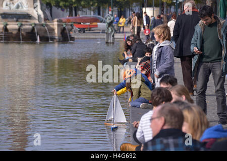 Bruxelles, Belgique. 15 octobre, 2016. Les gens jouent avec des modèles de bateaux à voile pendant l'événement de divertissement public en secteur Saint Vismet Cath Sur Mer le 15 octobre 2016 à Bruxelles, Belgique : Crédit Skyfish/Alamy Live News Banque D'Images