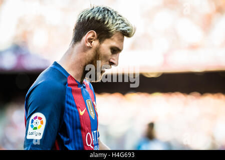 Barcelone, Catalogne, Espagne. 15 Oct, 2016. L'avant du FC Barcelone MESSI cherche sur dans la ligue BBVA match entre le FC Barcelone et le Deportivo La Corogne au Camp Nou à Barcelone Crédit : Matthias Rickenbach/ZUMA/Alamy Fil Live News Banque D'Images