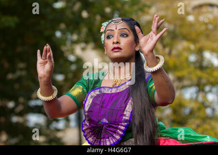 Célébration artistique en Asie du Sud, spectacles de danse à Manchester, Royaume-Uni. Octobre 2016.. Bheega Bheega en tant que Sita au Dashehra Diwali Mela 11th annuel sur la place Albert. Ce festival populaire tombe le 10th jour de la lune de cire pendant le mois hindou d'Ashvin (vers septembre ou octobre). Lord RAM, le héros de la grande épopée hindoue Ramayan, a tué le roi démon de 10 têtes Ravan, qui avait enlevé la femme de Lord RAM, Sita. On croit que le frère de Lord RAM, Lakshman, et une armée de singes, ont mené une bataille colossale qui a duré 10 jours. Lord RAM a tué le rabon le 10th jour. Banque D'Images